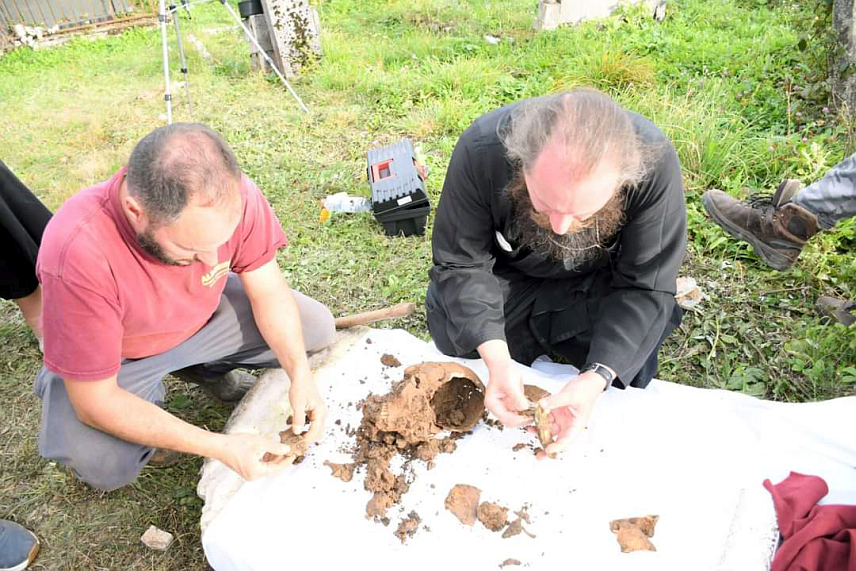 БОСАНСКИ ПЕTРОВАЦ, 11.ОКТОБРА /СРНА/ - У селу Крњеуш код Босанског Петровца пронађене су мошти свештеномученика Пилипа, који је убијен прије 200 година због православне вјере и српског имена.