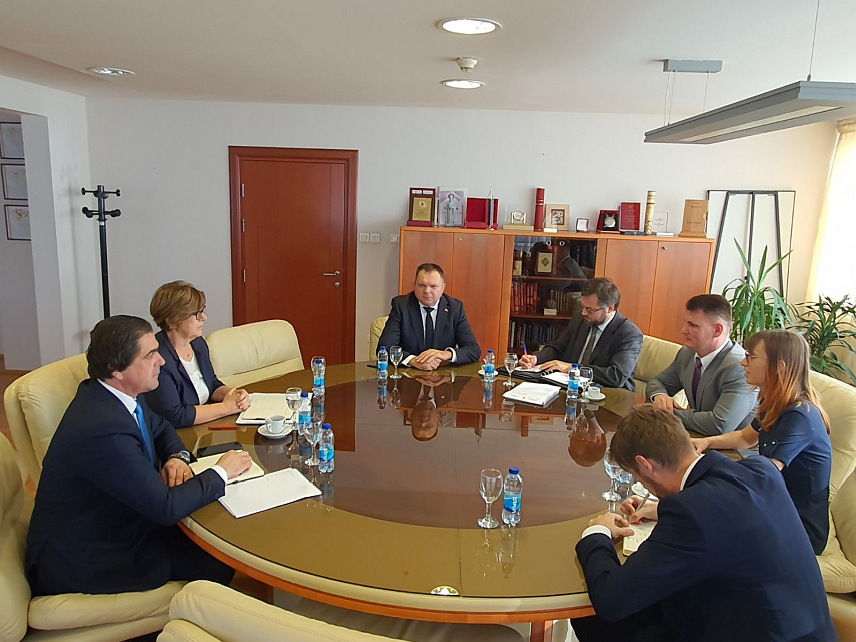 БАЊАЛУКА, 11. ОКТОБРА /СРНА/ - Министар просвјете и културе Републике Српске Жељка Стојичић и министар за научнотехнолошки развој и високо образовање Српске Жељко Будимир током састанка у Бањалуци са Константином Подрезовим, ректором Туљског државног педагошког универзитета "Лав Толстој".	

