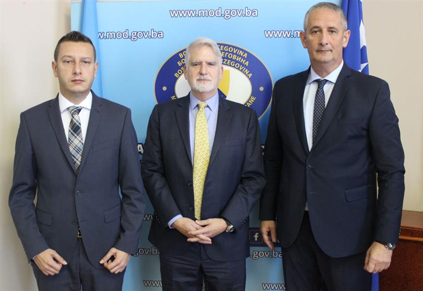 САРАЈЕВО, 11. ОКТОБРА /СРНА/ - Замјеник министра одбране у Савјету министара за политику и планове Славен Галић и замјеник министра одбране за управљање ресурсима Александар Гогановић разговарали су данас у Сарајеву са замјеником подсекретара УН и директора УН-а за борбу против тероризма Рафијем Грегоријаном.
