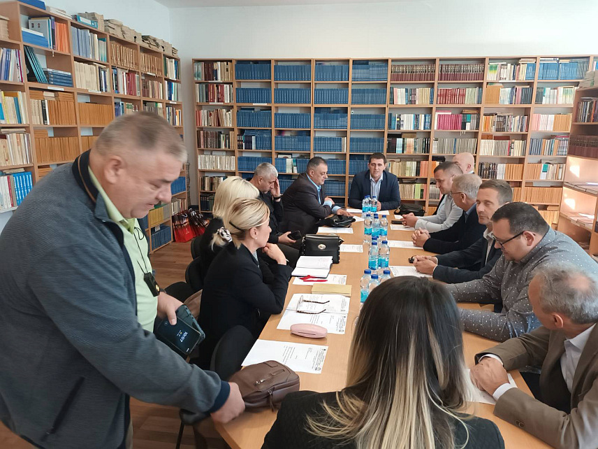 ЗВОРНИК, 11. ОКТОБРА /СРНА/ - У просторијама Техничког школског центра /ТШЦ/ Зворник данас је одржан иницијативни састанак за оснивање удружења средњих стручних школа Републике Српске и Србије, с циљем веће сарадње и заједничког учешћа у међународним пројектима.