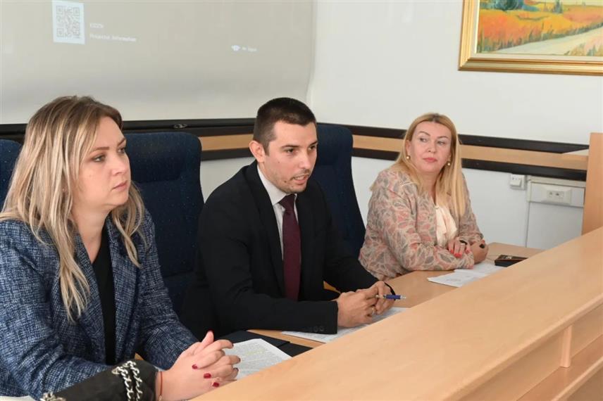ПАЛЕ, 11. ОКТОБРА/СРНА/- На Палама је данас одржана јавна расправа о Нацрту закона о угоститељству на којој је у присуству и министра трговине и туризма Републике Српске Дениса Шулића договорено омогућавање даљег квалитетног напретка угоститељског сектора.