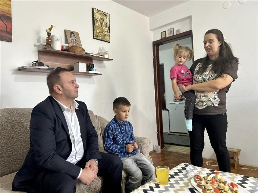 ИСТОЧНО САРАЈЕВО, 11. ОКТОБРА /СРНА/ - Градоначелник Источног Сарајева Љубиша ћосић данас је, поводом Недјеље дјетета, у шест градских општина посјетио по једну вишечлану породицу, које имају укупно 27 дјеце.