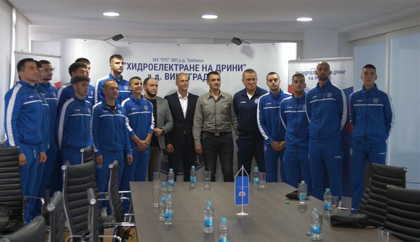 ВИШЕГРАД, 11. ОКТОБРА /СРНА/ - Директор зависног предузећа "Хидроелектране на Дрини" из Вишеграда Недељко Перишић организовао је данас пријем за играче и управу Кошаркашког клуба "Варде ХЕ".