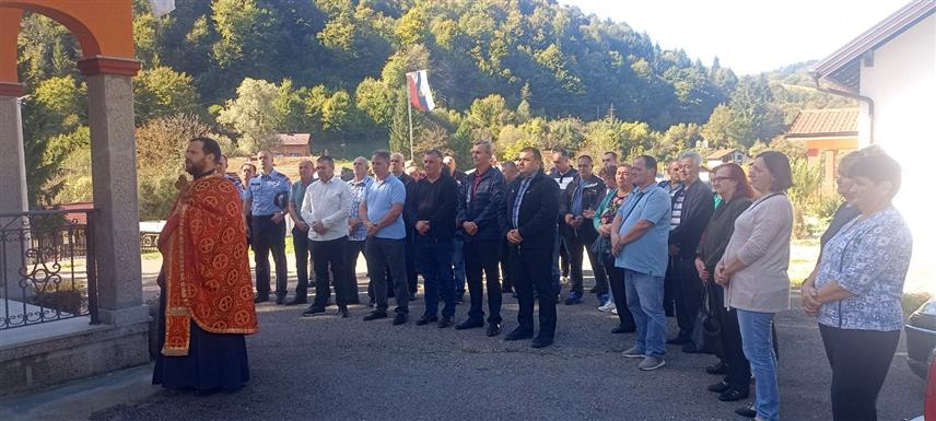 КОТОР ВАРОШ, 12. ОКТОБРА /СРНА/ - У мјесној заједници Шипраге данас је служен парастос за дванаест погинулих бораца Војске Републике Српске у одбрамбено-отаџбинском рату.