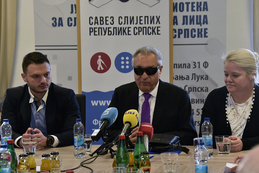 БАЊАЛУКА. 12. ОКТОБРА /СРНА/ - Oкругли сто "Социјална сигурност слијепих и слабовидих лица и правни статус локалних организација" одржан је у Бањалуци поводом обиљежавања Свјетског дана вида, Међународног дана бијелог штапа и 31 године рада Савеза слијепих Републике Српске.