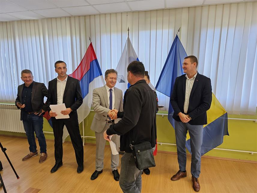 УГЉЕВИК, 12. ОКТОБРА /СРНА/ - За 70 пољопривредних произвођача у Угљевику данас су уручена рјешења о додјели кречњака с циљем побољшања квалитета пољопривредног земљишта, саопштено је из Општинске управе.