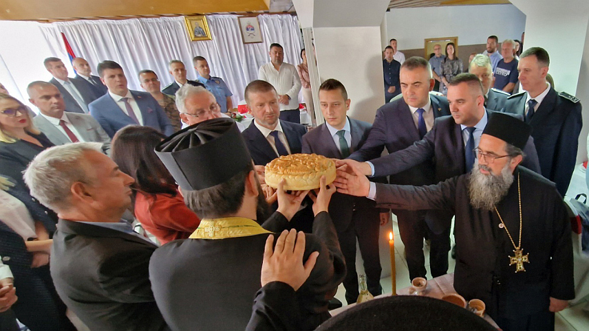 ПЕTРОВО, 12. ОКTОБРА /СРНА/ - У Цркви Покрова Пресвете Богородице у Петрову данас је, поводом Дана и славе општине - Михољдана, служена литургија и парастос борцима са овог подручја погинулим у Одбрамбено-отаџбинском и свим претходним ратовима.