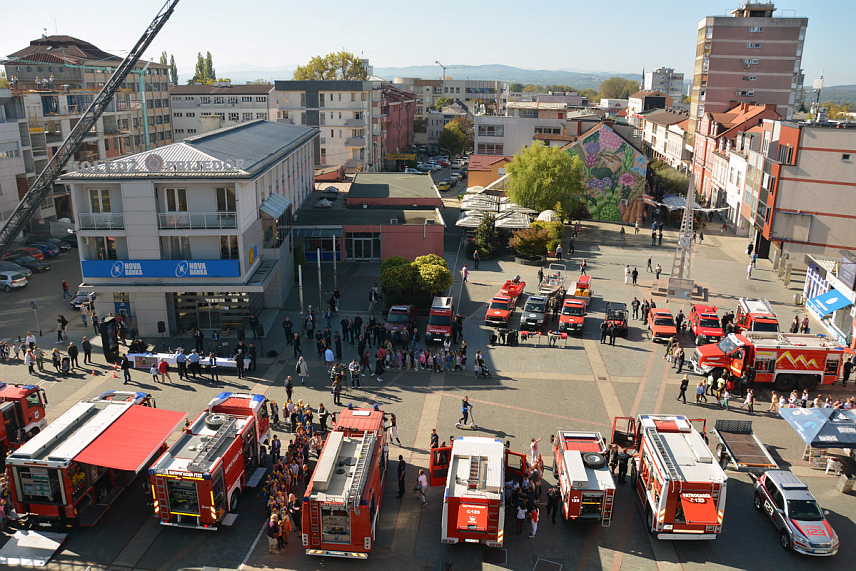ПРИЈЕДОР, 12. ОКТОБРА /СРНА/ - Ватрогасни савез Републике Српске, у координацији са приједорском Територијалном ватрогасно-спасилачком јединицом, организоваo је данас на Тргу мајора Зорана Карлице у Приједору "Дан отворених врата" током којег је наглашено да се само заједничким дјеловањем у противпожарној заштити може имати безбједно окружење.