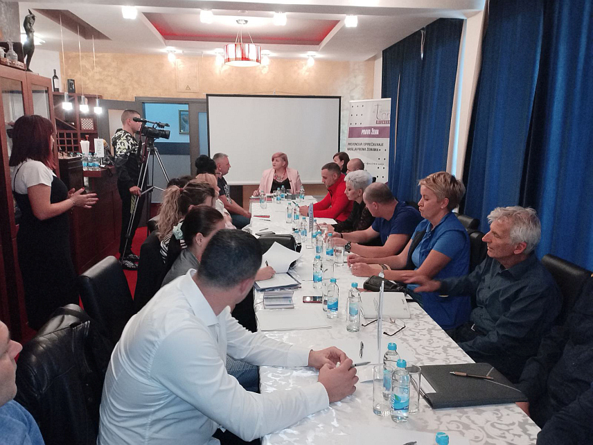 БИЈЕЉИНА, 12. ОКТОБРА /СРНА/ - Фондација "Лара" организовала је данас у Бијељини стручну расправу о ризицима од трговине људима у миграционим токовима како би представници релевантних институција размијенили искуства о томе какви се одговори пружају, које су сметње у раду и шта би могло да се поправи.