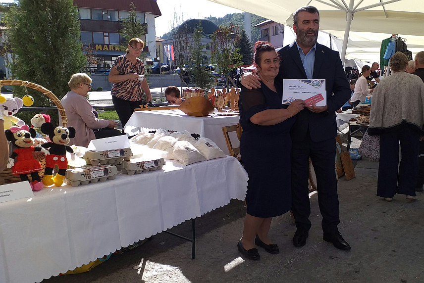 ВЛАСЕНИЦА, 12. ОКТОБРА /СРНА/ - На сајму пољопривреде и привреде у Власеници, који је окупио око 80 излагача из Републике Српске, Федерације БиХ, Србије и Црне Горе, пољопривредни произвођачи представили су своје производе и услуге, међу којима су прерађевине од воћа, поврћа, млијека, меса, меда, биљака, али и плетене рукотворине.