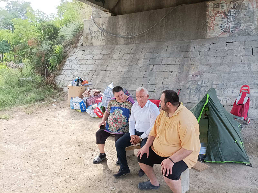 БЕОГРАД, 12. ОКТОБРА /СРНА/ - Удружење "Видовдан" из Новог Сада подржало је хуманитарну акцију бањалучког Одбора за помоћ Косову и Метохији и донирало 1.000 евра за стамбени смјештај избјеглицама из Хрватске мајци и сину, Милени и Милану Зорић из Краљева, који су живјели једно вријеме као бескућници.