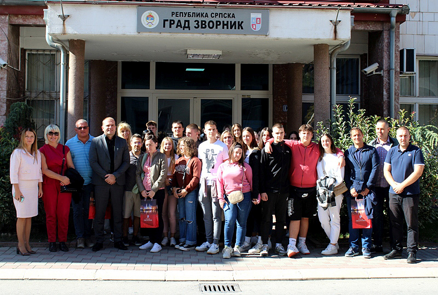 ЗВОРНИК, 12. ОКТОБРА /СРНА/ - Посјета ученика и професора Школског центра "Сречко Косовел" из словеначког града Сежане Средњошколском центру /СШЦ/ "Петар Кочић" Зворник добра је за размјену искустава и добрих пракси што ће допринијети квалитетнијем нивоу образовања.