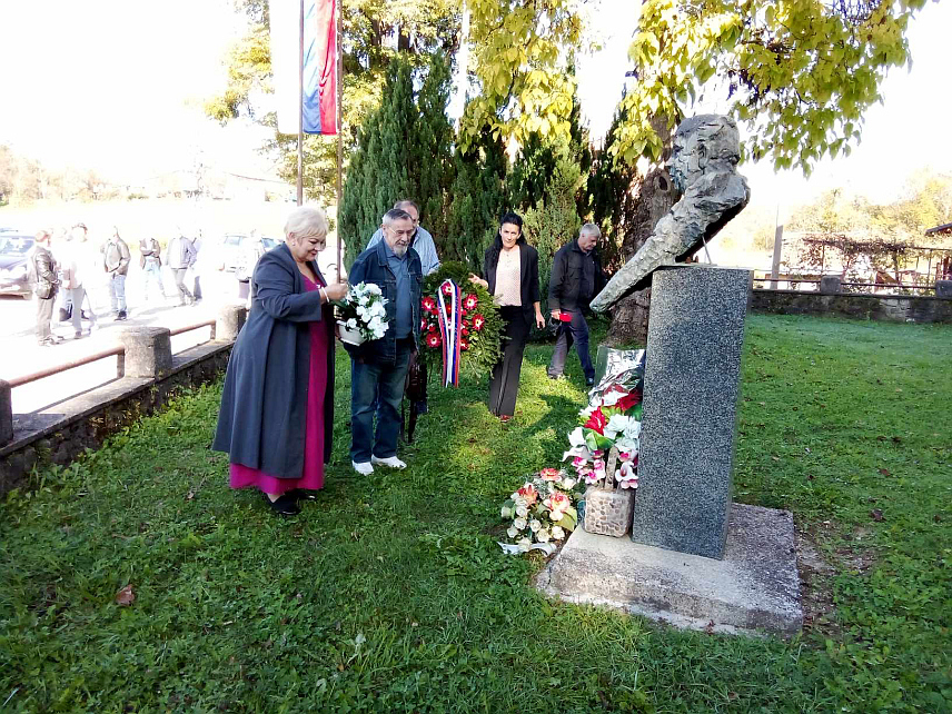 КРУПА НА УНИ, 12. ОКТОБРА /СРНА/ - У Хашанима, родном мјесту књижевника Бранка Ћопића данас је одржана манифестација "Ћопићевим стазама дјетињства" која се организује на Михољдан, славу Ћопића.