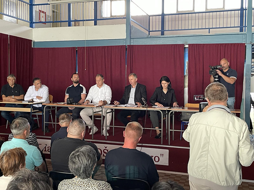 БОСАНСКО ГРАХОВО, 12.ОКТОБРА /СРНА/ - Jавна трибина поводом покретања постројења за третман отпадних гума на којој је приствовао велики број мјештања поменуте локалне заједнице.