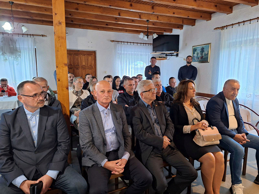 ШИПОВО, 12. ОКТОБРА /СРНА/ - Предсједник ДЕМОС-а Недељко Чубриловић присуствовао је Изборној скупштини Општинског одбора ДЕМОС-а у Шипову.