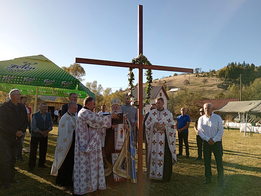 СОКОЛАЦ, 12. ОКTОБРА /СРНА/ - Његово високопреосвештенство митрополит дабробосански Хризостом освештао је данас земљиште и часни крст на мјесту гдје ће бити изграђена црква посвећену Светим бесребреницима и мученицима Козми и Дамјану у селу Баре, удаљеном тридесетак километара од Сокоца.