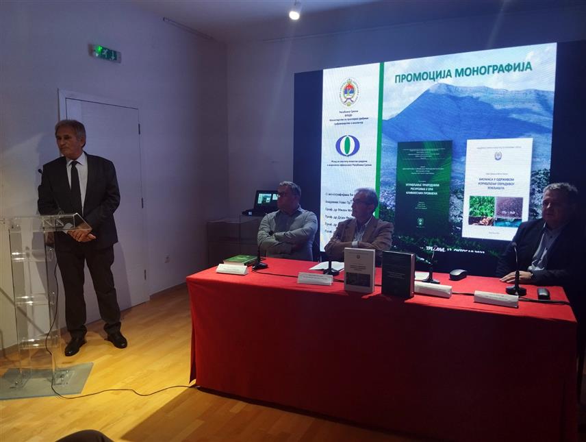 TРЕБИЊЕ, 12. ОКTОБРА /СРНА/ - Mинистар за просторно уређење, грађевинарство и екологију Републике Српске Бојан Випотник присуствовао је вечерас у Требињу промоцији двије научне монографије "Управљање природним ресурсима у ери климатских промјена" и "Биомаса у одрживом коришћењу обрадивог земљишта".