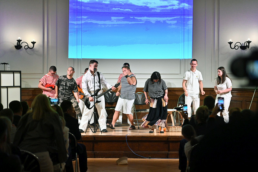 БЕЧ, 12. ОКТОБРА /СРНА/ - Штићеници Даун синдром центра из Бањалуке извели су у Бечу позоришну представу "Роко и Цицибела", која је била хуманитарног карактера, а добровољни прилози усмјерени су као подршка раду бањалучком центру, саопштено је из Представништва Српске у Аустрији.