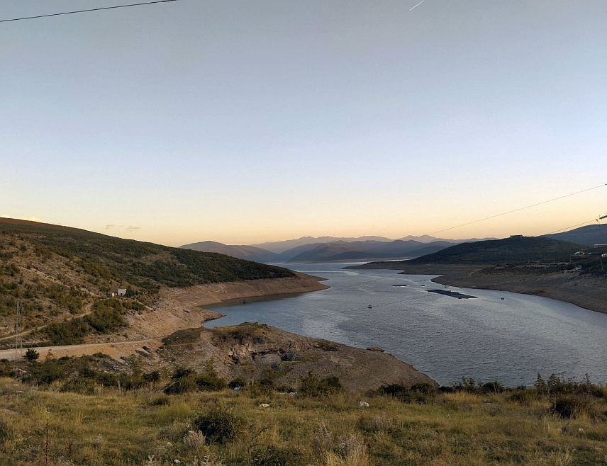 БИЛЕЋА, 12. ОКТОБРА /СРНА/ - Билећко језеро има велики неикориштен туристички потенцијал, од гастрономије, спортског риболова, па до спортова на води, изјавио је Срни руководилац сектора за промоцију туризма у Tуристичкој организацији Републике Српске Марко Радић.