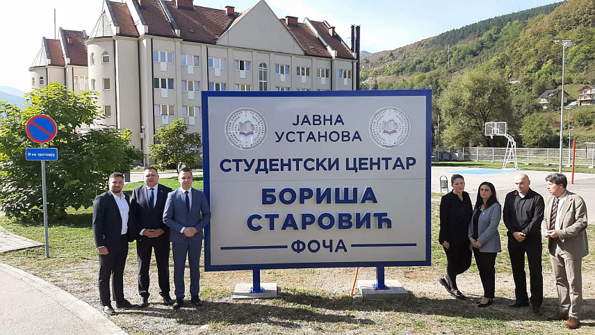 ФОЧА, 13. ОКТОБРА /СРНА/ - У Студентском центру "Бориша Старовић" у Фочи данас је свечано откривена плоча са именом овог истакнутог академика и хирурга, једног од оснивача Универзитета у Источном Сарајеву, чиме је озваничен нови назив за досадашњи Студентски дом.