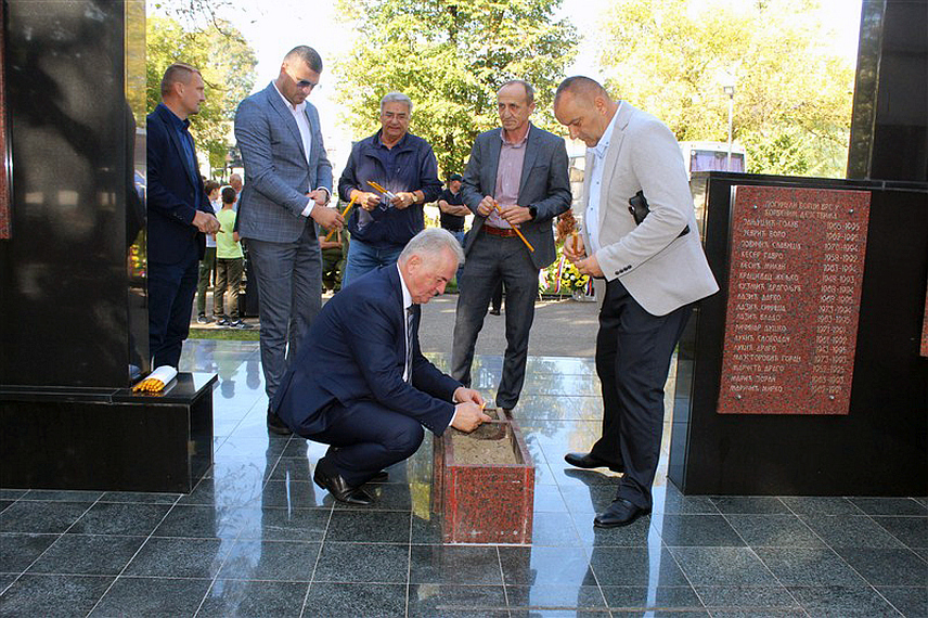 СРБАЦ, 13. ОКТОБРА /СРНА/ - У Српцу је данас, уочи Покрова Пресвете Богородице који се обиљежава као крсна слава и Дан општине, служен парастос код централног спомен-обиљежја, те одата почаст српским борцима који су дали животе за одбрану Републике Српске.