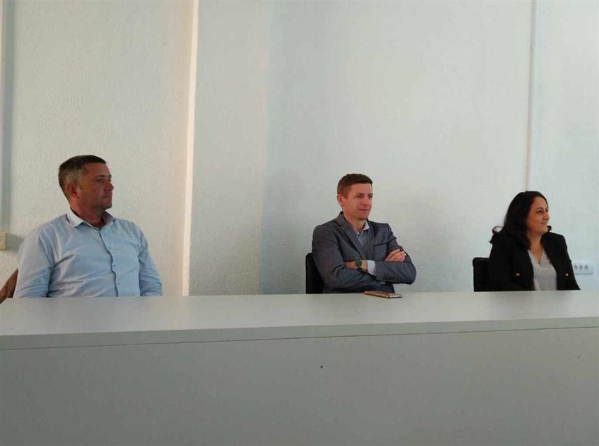 ГАЦКО, 13. ОКTОБРА /СРНА/ - Начелник општине Гацко Огњен Милинковић у разговору са делегацијом општине Чајетина, која је посјетила Гацко.