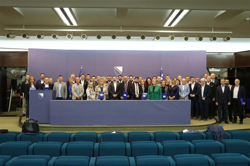 САРАЈЕВО, 13. ОКТОБРА /СРНА/ - Министар рада и социјалне политике Федерације БиХ /ФБиХ/ Аднан Делић и начелници и градоначелници федералних локалних заједница потписали су данас у Сарајеву споразум о реализацији програма помоћи ЕУ енергетски сиромашним домаћинствима, с циљем превазилажења кризе изазване поскупљењем енергената.