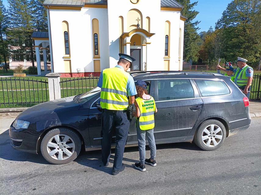 НОВИ ГРАД, 13. ОКТОБРА /СРНА/ - Секретар Ауто-мото друштва /АМД/ "Уна" Ленка Личина рекла је Срни да је, у сарадњи са Полицијском станицом Нови Град и основним школама, у току практична обука чланова школских саобраћајних патрола.
