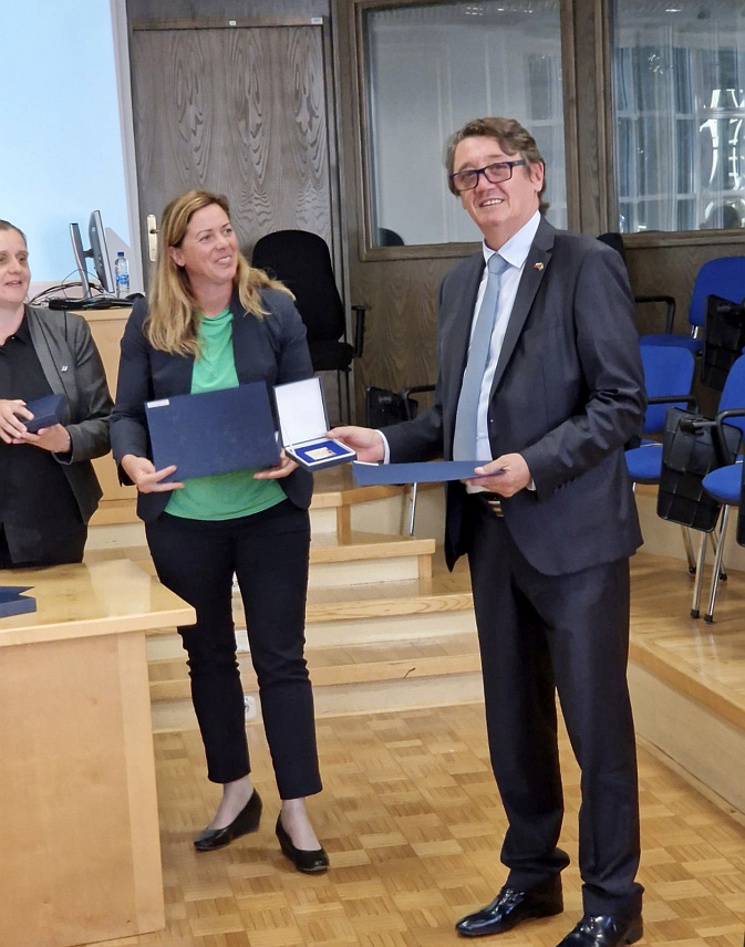 ЉУБЉАНА, 13. ОКТОБРА /СРНА/ - Амбасадор БиХ у Словенији Дарио Новалић преузео је захвалницу за допринос и помоћ коју је БиХ, као једна од првих земаља, упутила Словенији током катастрофалних поплава у августу.