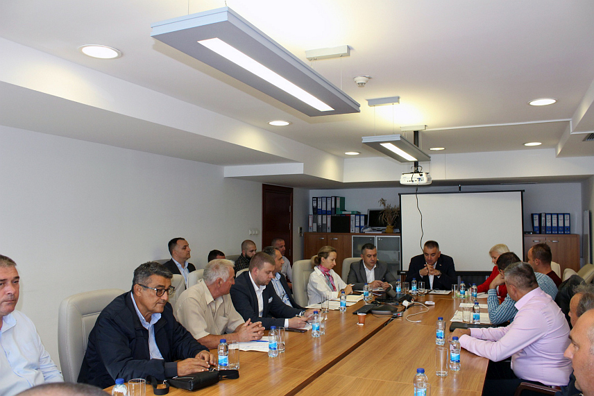 БАЊАЛУКА, 13. ОКТОБРА /СРНА/ - Састанак министра пољопривреде, шумарства и водопривреде Републике Српске Саве Минића са представницима пољопривредних удружења.