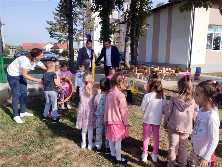 БИЈЕЉИНА, 13. ОКТОБРА /СРНА/ - Предсједник Скупштине града Бијељина Александар Ђурђевић данас је поклонио спортске реквизите дјеци у објекту вртића "Чика Јова Змај" у насељу Патковача, у оквиру "Недјеље здравог живота", те најавио даљу подршку локалног парламента за повећање капацитета и што нижу цијену боравка дјеце у вртићима.