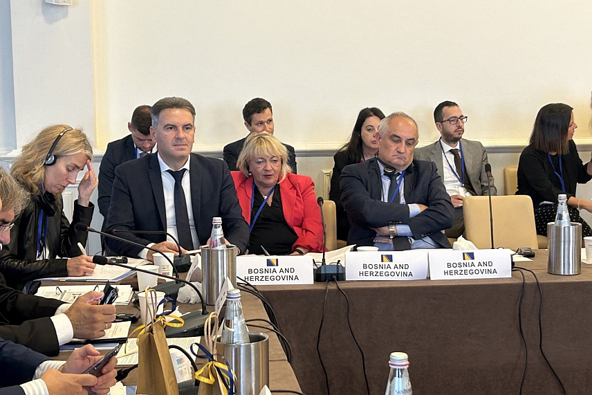 САРАЈЕВО, 13. ОКТОБРА /СРНА/ - Чланови Делегације Парламентарне скупштине БиХ у Парламентарној димензији Централноевропске иницијативе /ЦЕИ/ присуствовали су данас у Трсту конференцији на којој је усвојена декларација у којој је истакнута потреба да се јачањем ЦЕИ као примарног и најопсежнијег форума за регионалну сарадњу, ојача обновљени мултилатерални приступ за боље представљање заједничких интереса земаља централне и источне Европе, укључујући и Балкан.