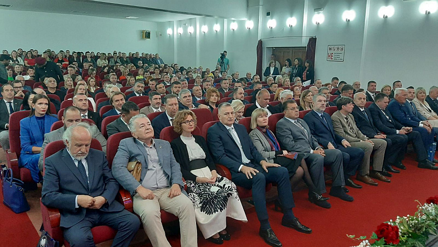 ФОЧА, 13. ОКТОБРА /СРНА/ - Медицински факултет Универзитета у Источном Сарајеву основан је у тешким ратним годинама и за три деценије израстао у водећу снагу развоја, не само високог образовања, већ Републике Српске уопште, поручено је са свечане сједнице поводом јубилеја овог факултета.
