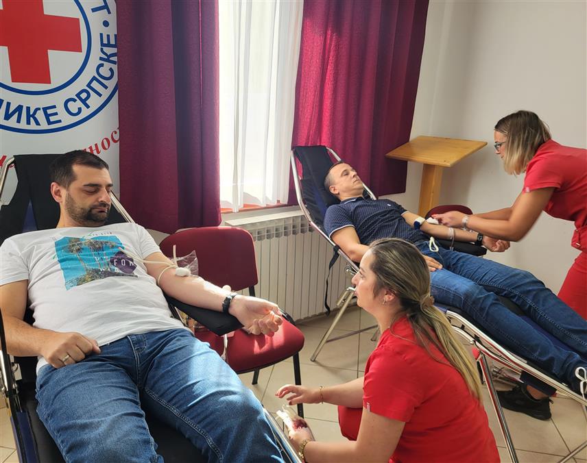 ПАЛЕ, 13. ОКТОБРА /СРНА/ - На Палама је данас прикупљена 51 доза крви у акцији Црвеног крста и Скупштине општине на коју се одазвало више од 60 давалаца међу којима је био и одређен број оних са негативним РХ фактором.