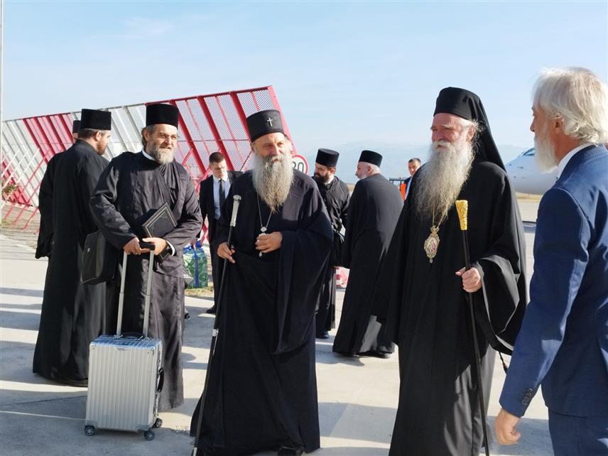 ПОДГОРИЦА, 14. ОКТОБРА /СРНА/ - Његова светост патријарх српски Порфирије стигао је јутрос у Подгорицу гдје ће присуствовати прослави 10 година од освештања Саборног храма Христовог васкрсења, те освештати камен темељац Цркве Светог Саве и темеље Православне гимназије.