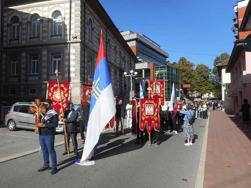 СРЕБРЕНИЦА, 14. ОКТОБРА /СРНА/ - Празник Покров Пресвете Богородице данас су прославили истоимени храм, општина Сребреница, али манастир у селу Карно у сребреничкој општини.