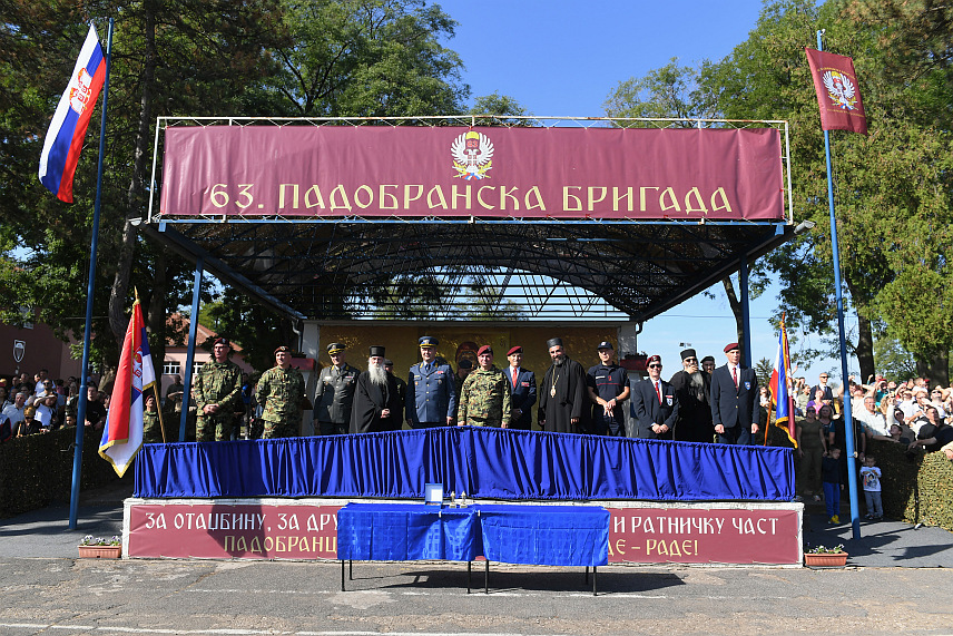 БЕОГРАД, 14. ОКТОБРА /СРНА/ - Војна свечаност поводом Дана 63. падобранске бригаде и Дана војних падобранаца одржана је данас на војном аеродрому "Наредник-пилот Михајло Петровић" у Нишу.
