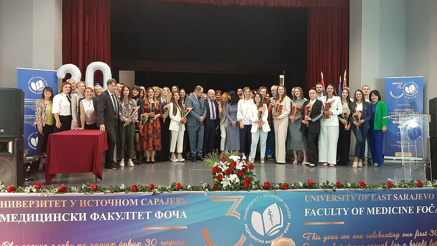 ФОЧА, 14. ОКТОБРА /СРНА/ - На свечаности у Градском позоришту у Фочи данас су уручене дипломе за 88 дипломаца и пет мастера Медицинског факултета Универзитета у Источном Сарајеву, који су звања о завршеном школовању стекли у претходној академској години.