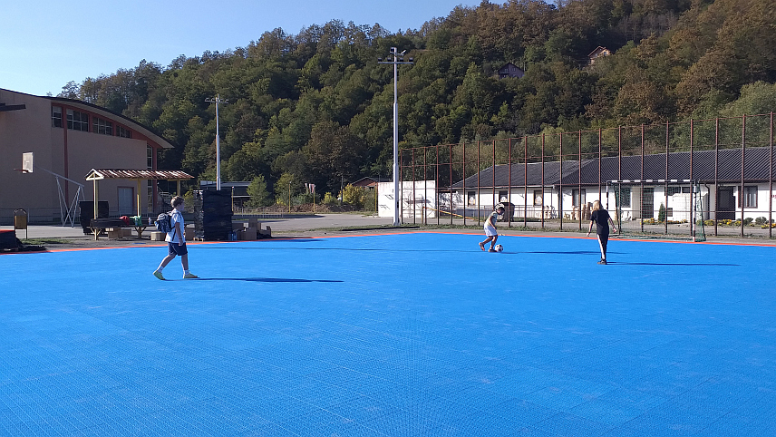 МИЛИЋИ, 14. ОКTОБРА /СРНА/ - На теренима за кошарку и мали фудбал у Милићима постављена је берго подлога која повећава сигурност спортиста, али и продужава сезону тренирања и такмичења.