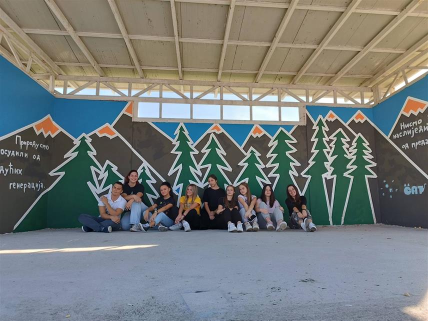 МИЛИЋИ, 14. ОКTОБРА /СРНА/ - На позорници Спортског центра у Милићима данас је осликан мурал о значају и очувању природе са поруком - "Природу смо посудили од будућих генерација, нисмо је наслиједили од предака".	
