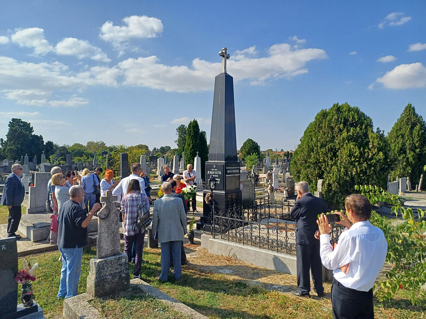 ДЕРВЕНТА, 14. ОКТОБРА /СРНА/ - Чланови Српског књижевног клуба "Вихор" из Дервенте учествују на манифестацији "Матица-дијаспора" у Сомбору.