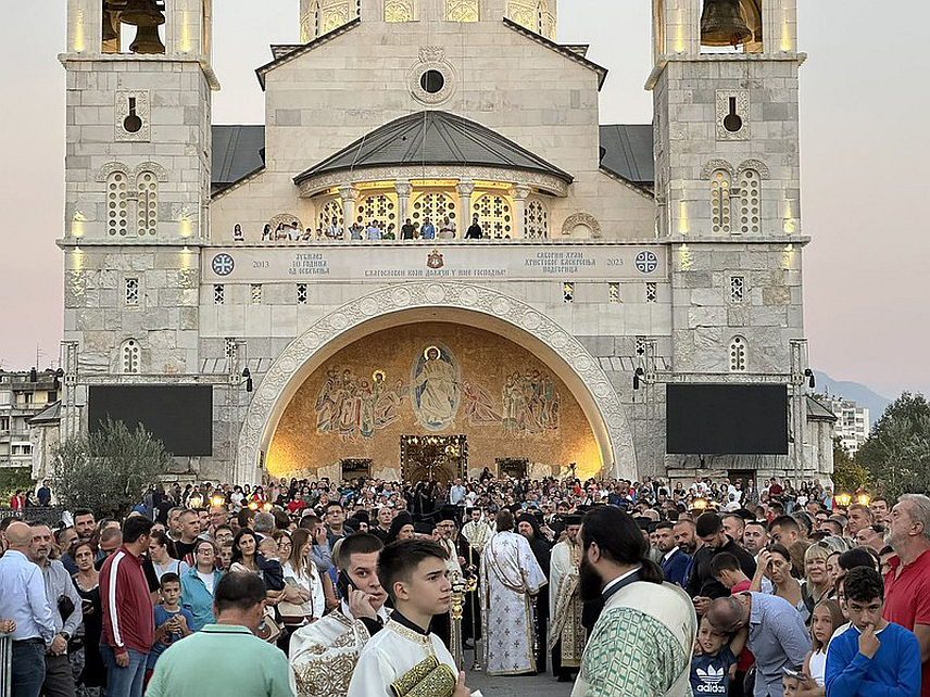 ПОДГОРИЦА, 14. ОКТОБРА /СРНА/ - Хиљаде вјерника из свих крајева Црне Горе, Србије и Републике Српске дочекало је вечерас у Саборном храму Христовог Васкрсења у Подгорици Његову светост партријарха српског Порфирија и десницу Светог Спиридона Тримитундског Чудотворца.