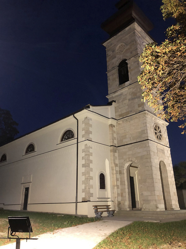 ЛИВНО, 14. ОКТОБРА /СРНА/ - У порти и на Храму Успења Пресвете Богородице у Ливну уграђена је расвјета, тако да је ова светиња сада обасјана и ноћу.