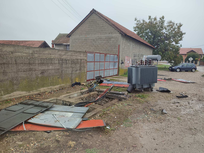 БИЈЕЉИНА, 15. ОКТОБРА /СРНА/ - У улици Лозничка у Бијељини јутрос око 4.30 часова дошло до саобраћајне незгоде када је возач аутомобила "голф пет" ударио возилом у трафостраницу.