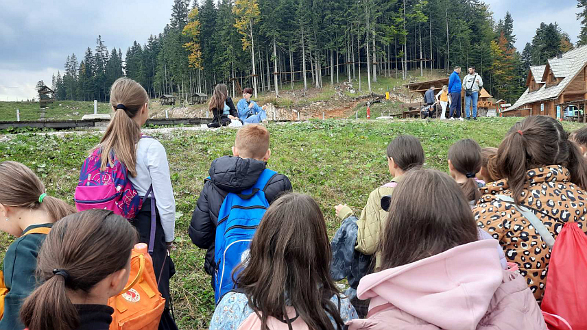 ПАЛЕ, 15. ОКТОБРА /СРНА/ - Основци са подручја града Источно Сарајево, њих око 150, учествовали су данас у манифестацији "Скривено благо природе" у Ски-центру "Равна планина" на Палама.