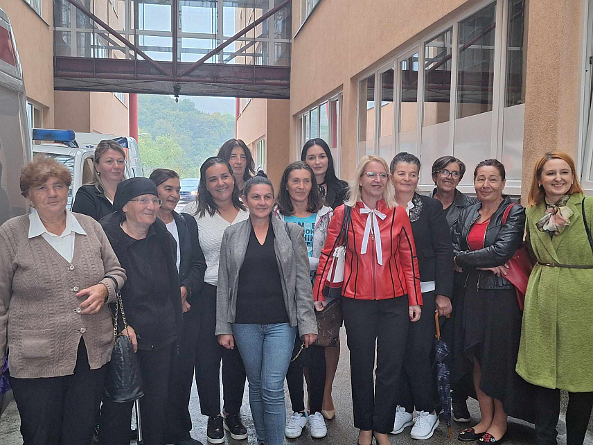 МРКОЊИЋ ГРАД, 15. ОКТОБРА /СРНА/ - Тридесетак жена из три рубне општине Републике Српске - Купреса, Језера и Дринића данас је обавило мамографске прегледе у мркоњићком Дому здравља "Др Јован Рашковић", у организацији Актива жена социјалдемократа из Изборне јединице три.