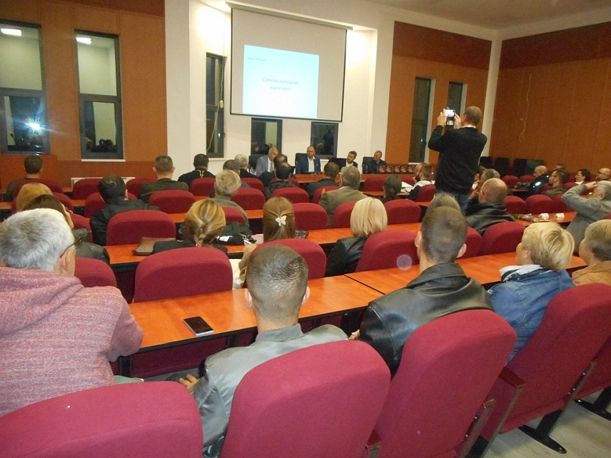 БРАТУНАЦ, 15. ОКТОБРА /СРНА/ - Српска култура, односно српски културни образац, је култура великих искорака и дугих периода летаргије, оцијенио је историчар књижевности Мило Ломпар на предавању "Српски културни идентитет", којим су вечерас завршене пете "Братуначке духовне вечери".