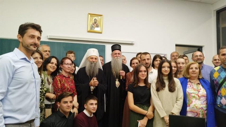 ПОДГОРИЦА, 15. ОКТОБРА /СРНА/ - Његова светост патријарх српски Порфирије обишао је привремене просторије Гимназије "Свети Сава" и благословио професоре и ђаке.