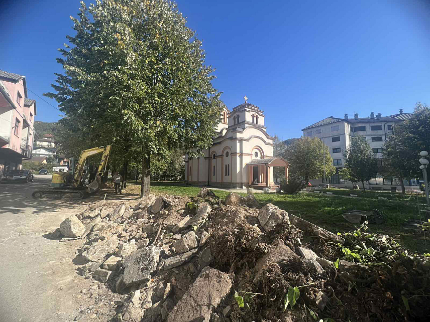 КЉУЧ, 15. ОКТОБРА /СРНА/ - У Кључу је, након готово 90 година, почела изградња нове ограде око цркве и уређење порте храма Вазнесења Господњег, који датира из 1880. године, а за завршетак радова потребно је још око 22.000 КМ.