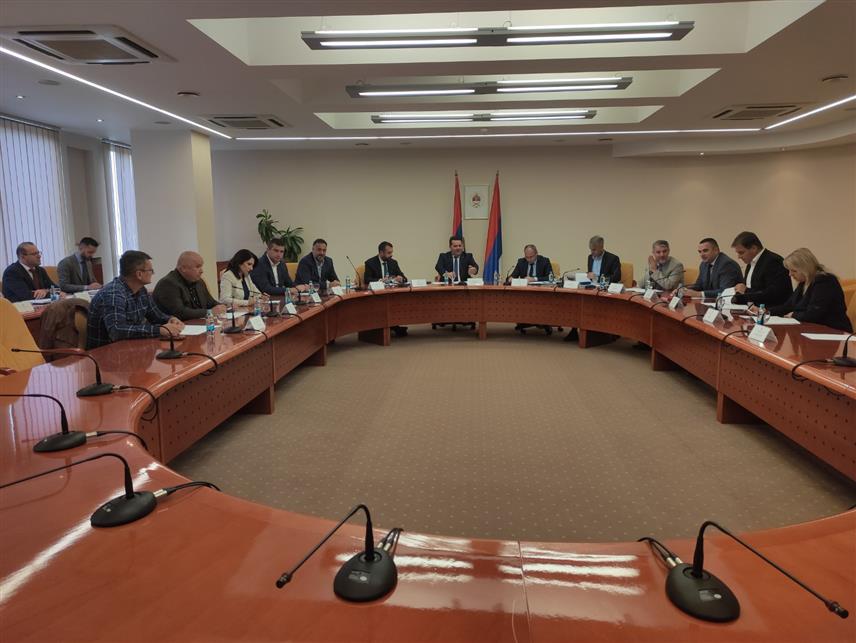 БАЊАЛУКА, 16. ОКТОБРА /СРНА/ - Колегијум Народне скупштине Републике Српске, сједницом Колегијума предсједава предсједник Народне скупштине Републике Српске Ненад Стевандић, а присустни су представници Кабинета српског члана Предсједништва БиХ Жељке Цвијановић, потпредсједник Владе Српске Ален Шеранић и шефови посланичких клубова у парламенту.